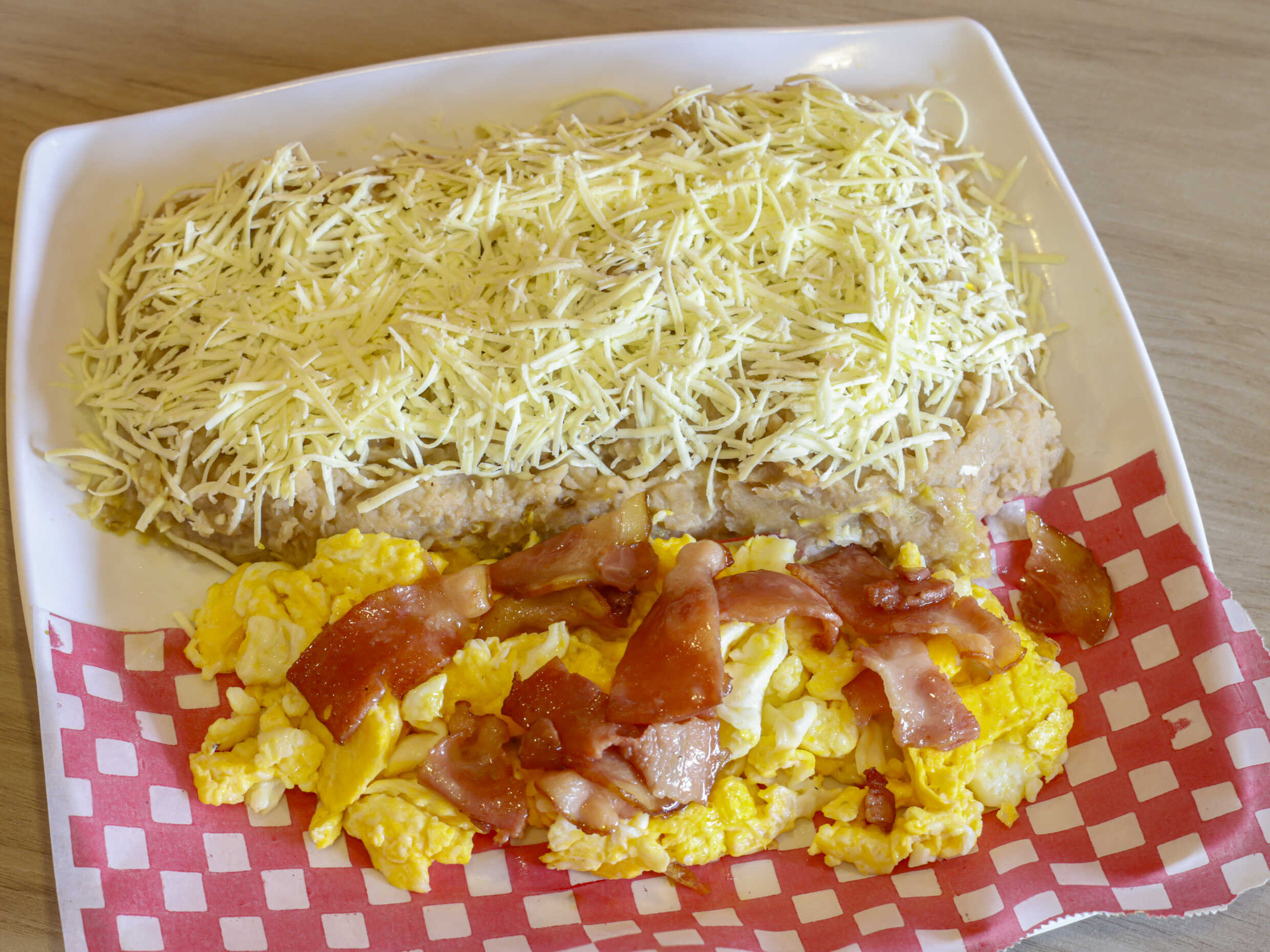 Cayeye Mediano Huevos Revueltos con Tocineta