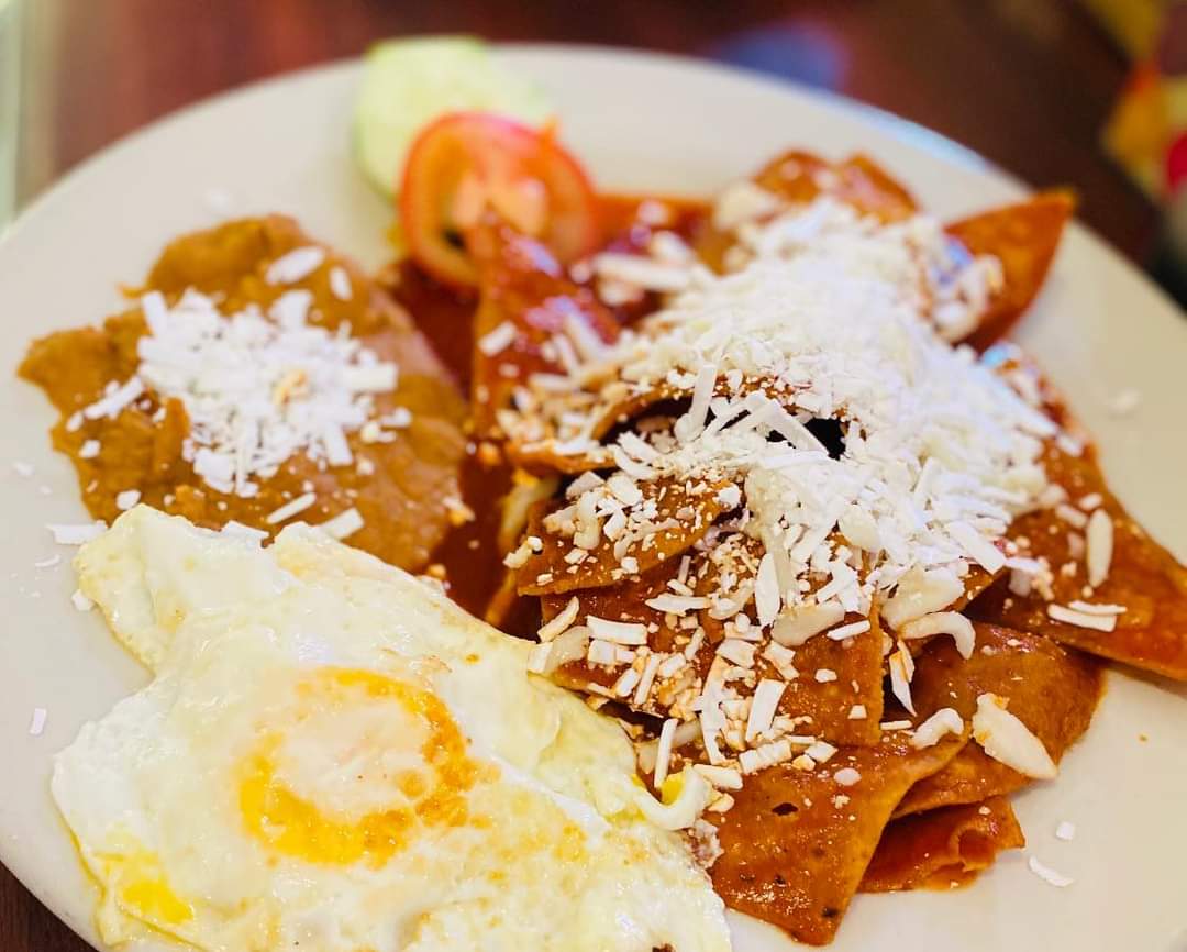 Chilaquiles con Huevo Revuelto o Estrellado