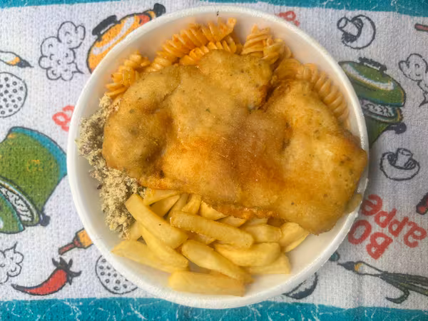 Nas marmitas vem - Arroz, feijão, macarrão e filé de frango empanado em cada. Favor informar nos comentários o que é para retirar.