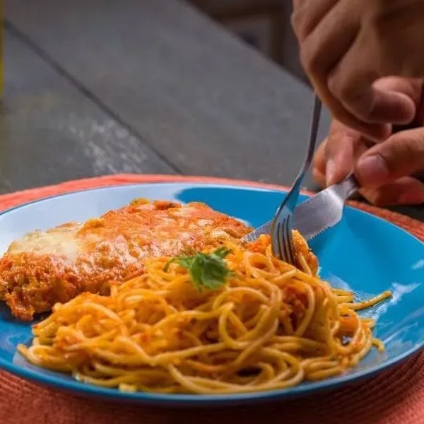 Desfrute de uma refeição simples, porém irresistível, que remete ao saboroso tempero de comida de vó. O nosso Espaguete ao Alho e Óleo é perfeitamente al dente, regado com um toque de frescor do alho. Acompanha o suculento Filé de Frango, empanado na crocante Farinha Panko, trazendo uma textura incrível ao prato. Para completar, o tradicional Feijão da Casa, cozido lentamente para preservar todos os sabores. Uma autêntica delícia brasileira com um toque mineiro que vai encantar o seu paladar (peso aprox. 550g). Imagens são meramente ilustrativas.