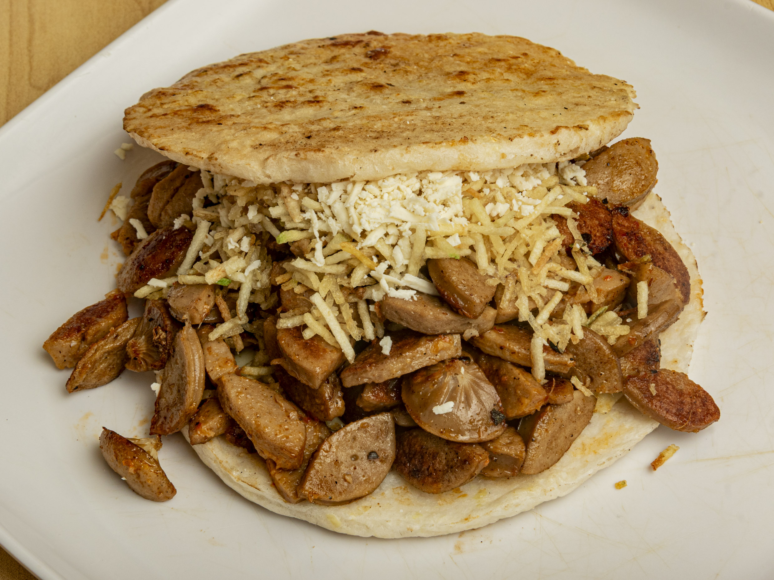 Arepa Rellena con Butifarra