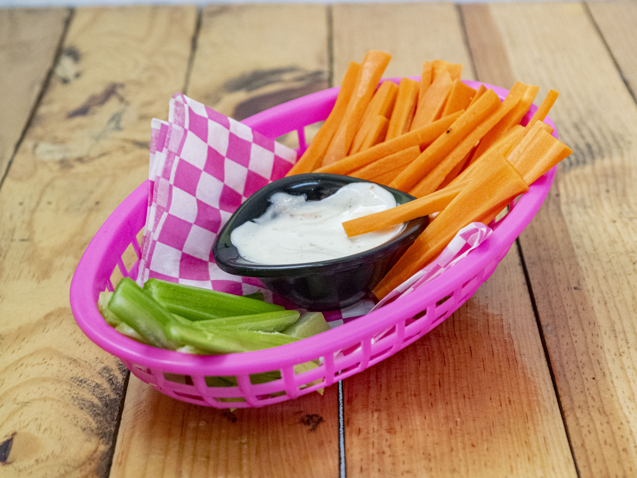 Crudites Bastones de Zanahoria y Apio con Aderezo