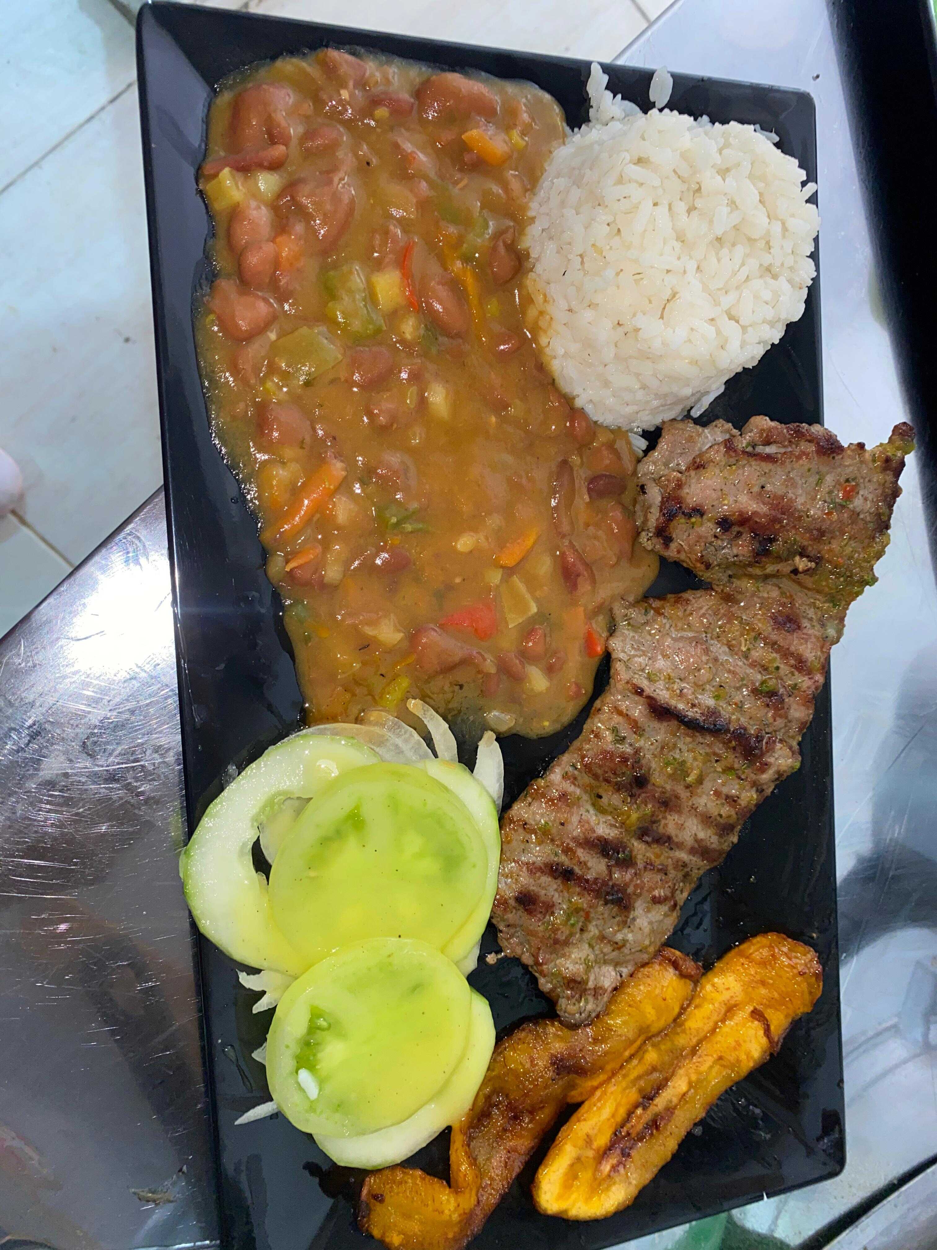 Corriente con Carne A la Plancha