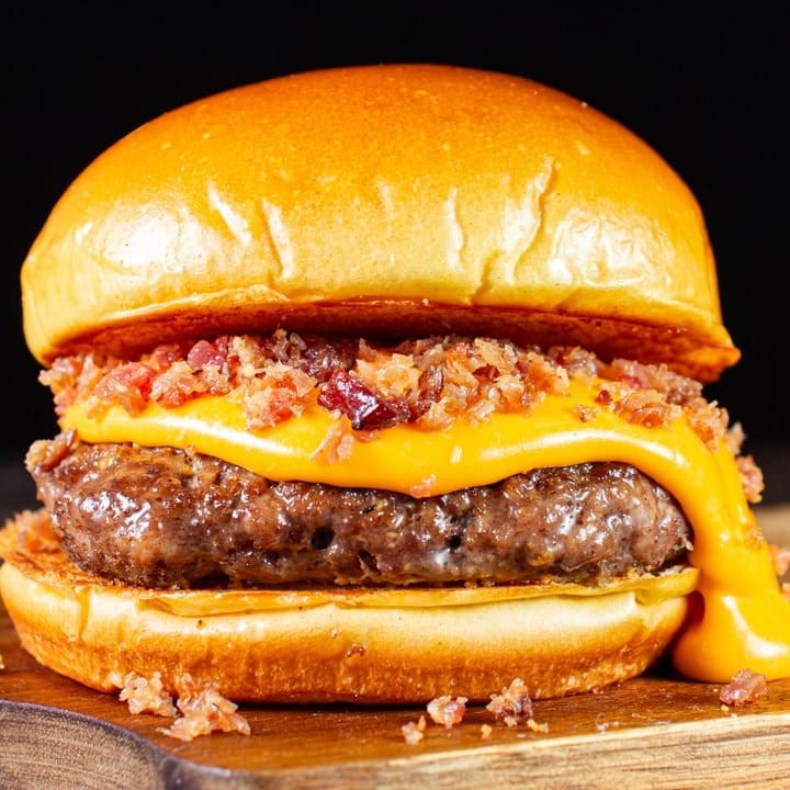 Feito com um Blend de 120g + delicioso creme de cheddar, farofa de bacon e pão brioche selado na manteiga. O Cheddar Bacon Burguer é um dos mais pedidos da casa, experimente já!