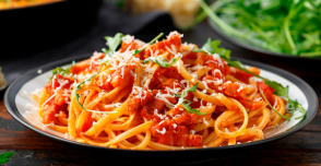 Pasta con Pollo en Salsa Roja