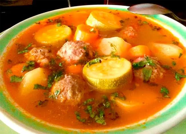 Albóndigas en guajillo+limonada+ postre