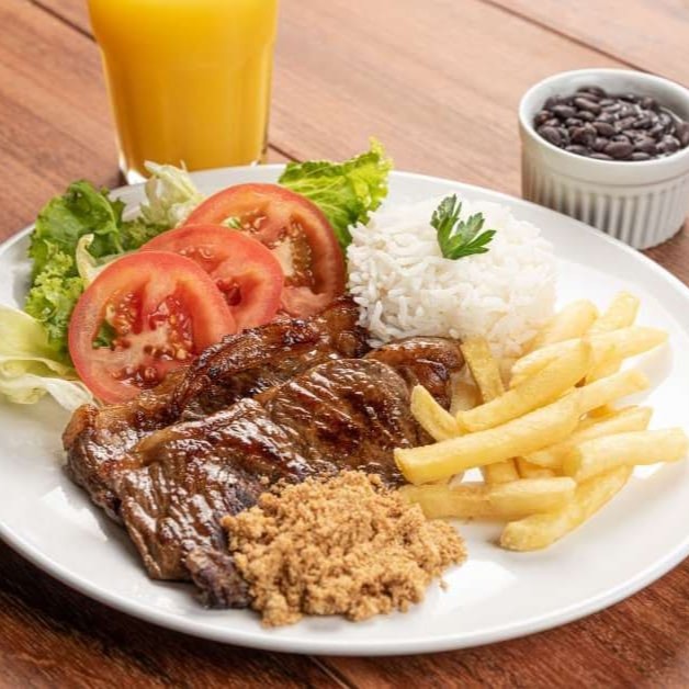 Arroz branco, feijão preto,  batata frita e salada e farofa e bife acebolado