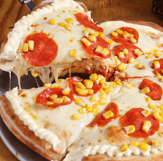 Pizza Estofada Pepperoni, Maíz y Tocineta Pequeña