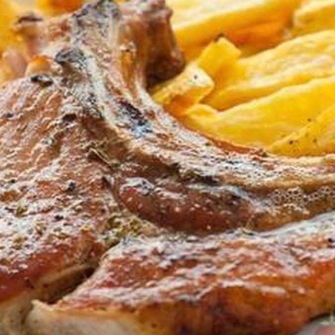 O carré suíno acebolado é um prato feito com a parte do carré do porco, que é a costela mais carne do animal. Neste preparo, o carré é normalmente temperado e grelhado ou assado. É frequentemente servido com acompanhamentos como arroz, Feijão,Farofa  batatas Fritas. ...................................................tags..................................................................... carré, m