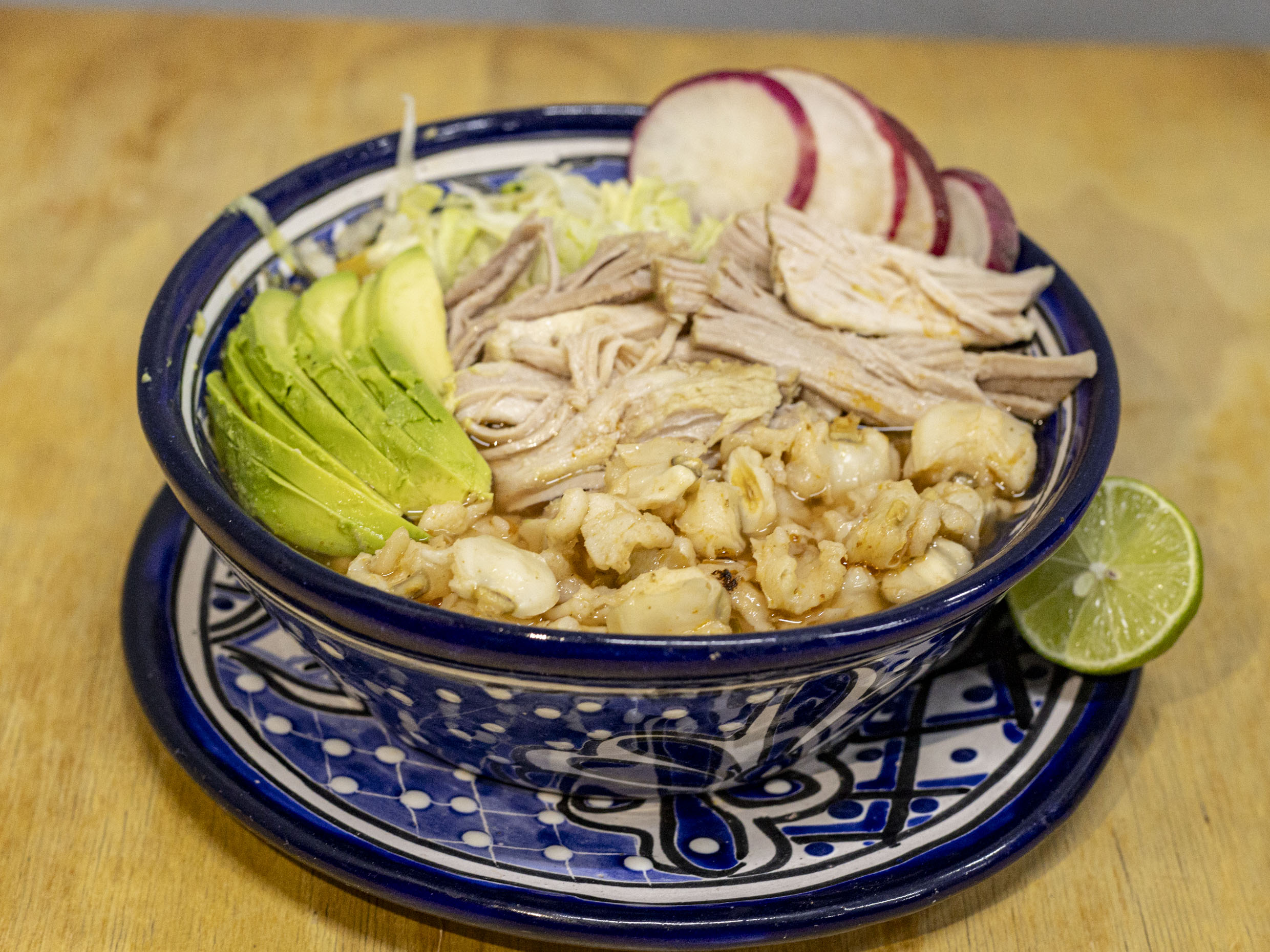 Pozole grande con carne y aguacate