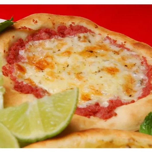 Presunto, calabresa, cebola e parmesão.