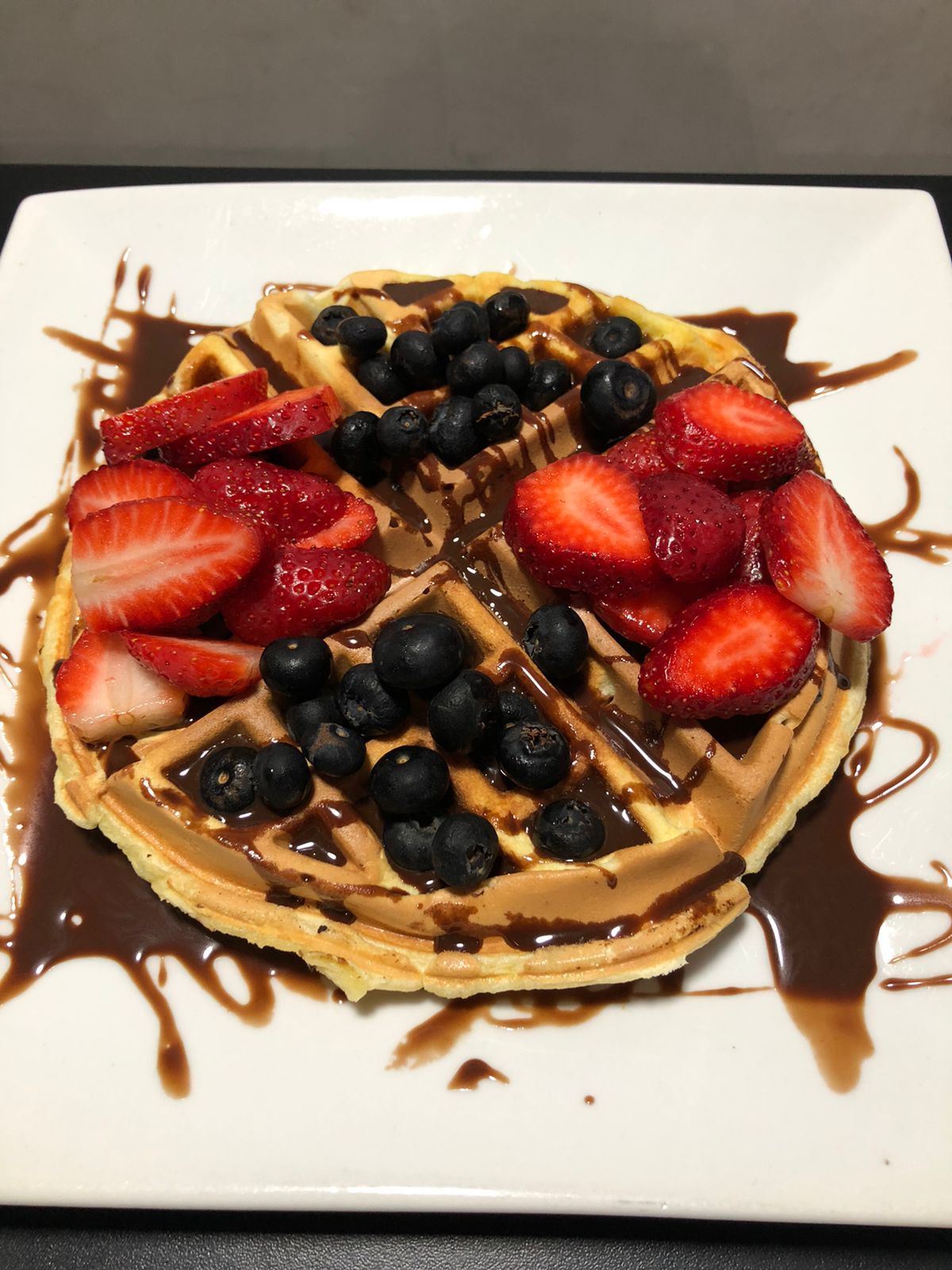 Waffles con Nutella y 2 Frutas