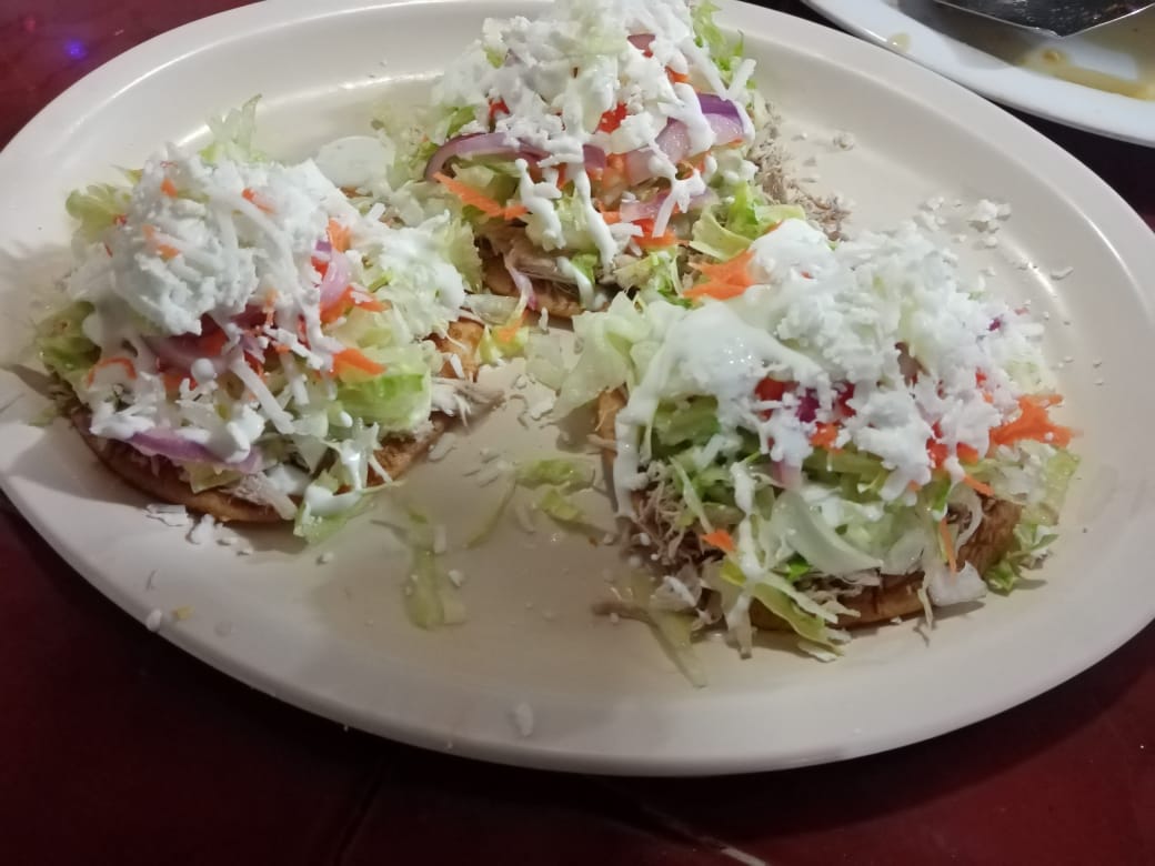 3 Gorditas de Deshebrada, 1 Agua de 1/2 L