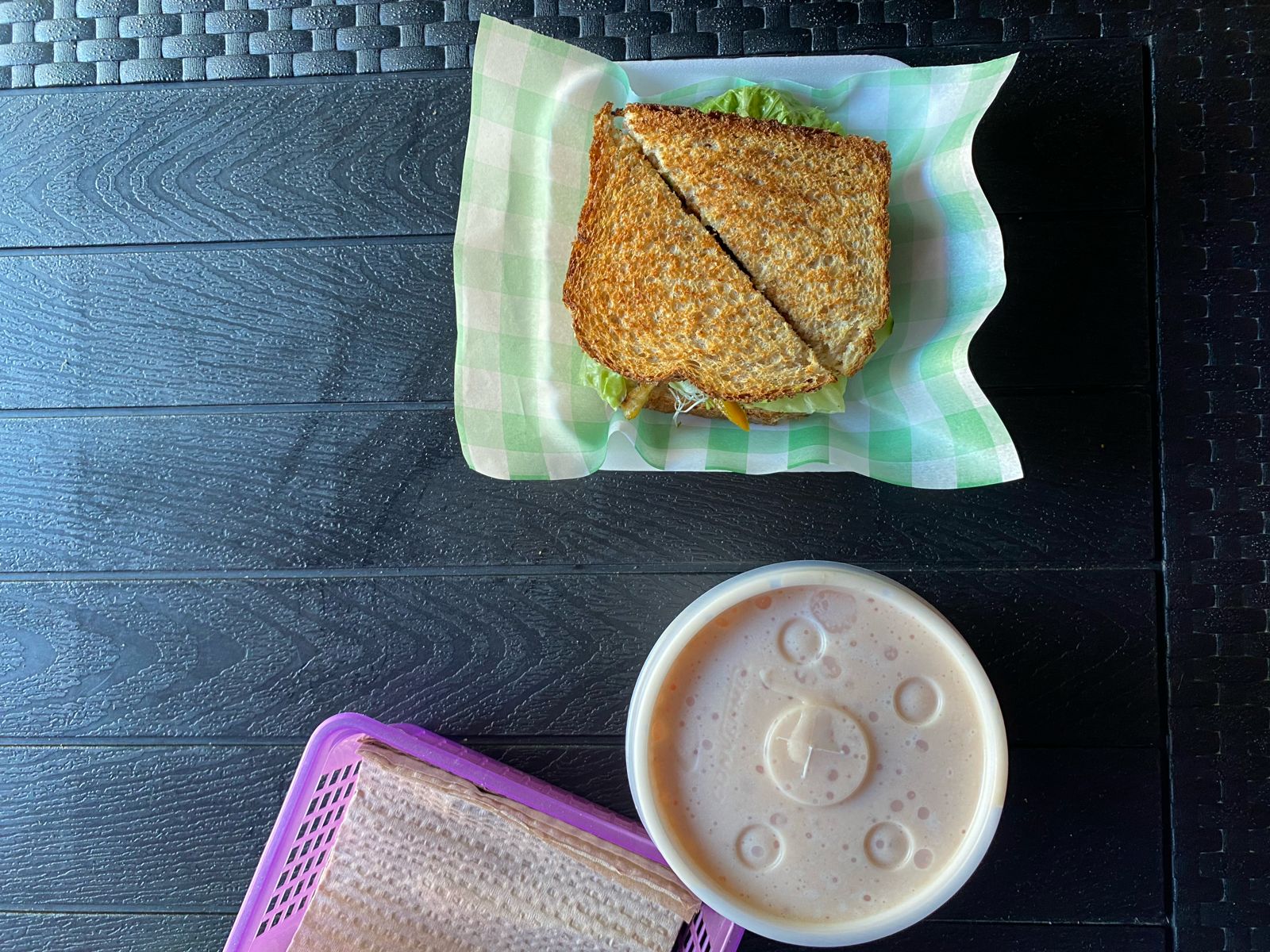 Combo - sándwich de salchicha + fruta con yogurt
