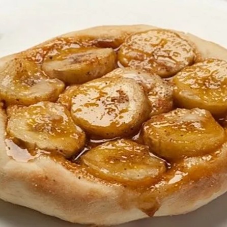 Mussarela, banana, canela, caramelo e chocolate.