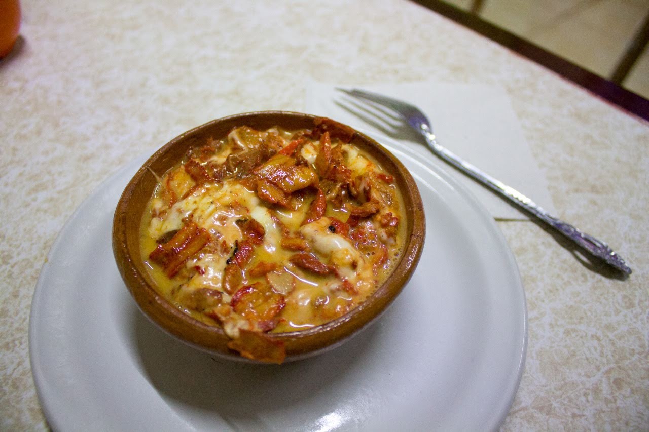 Queso Fundido con Chorizo