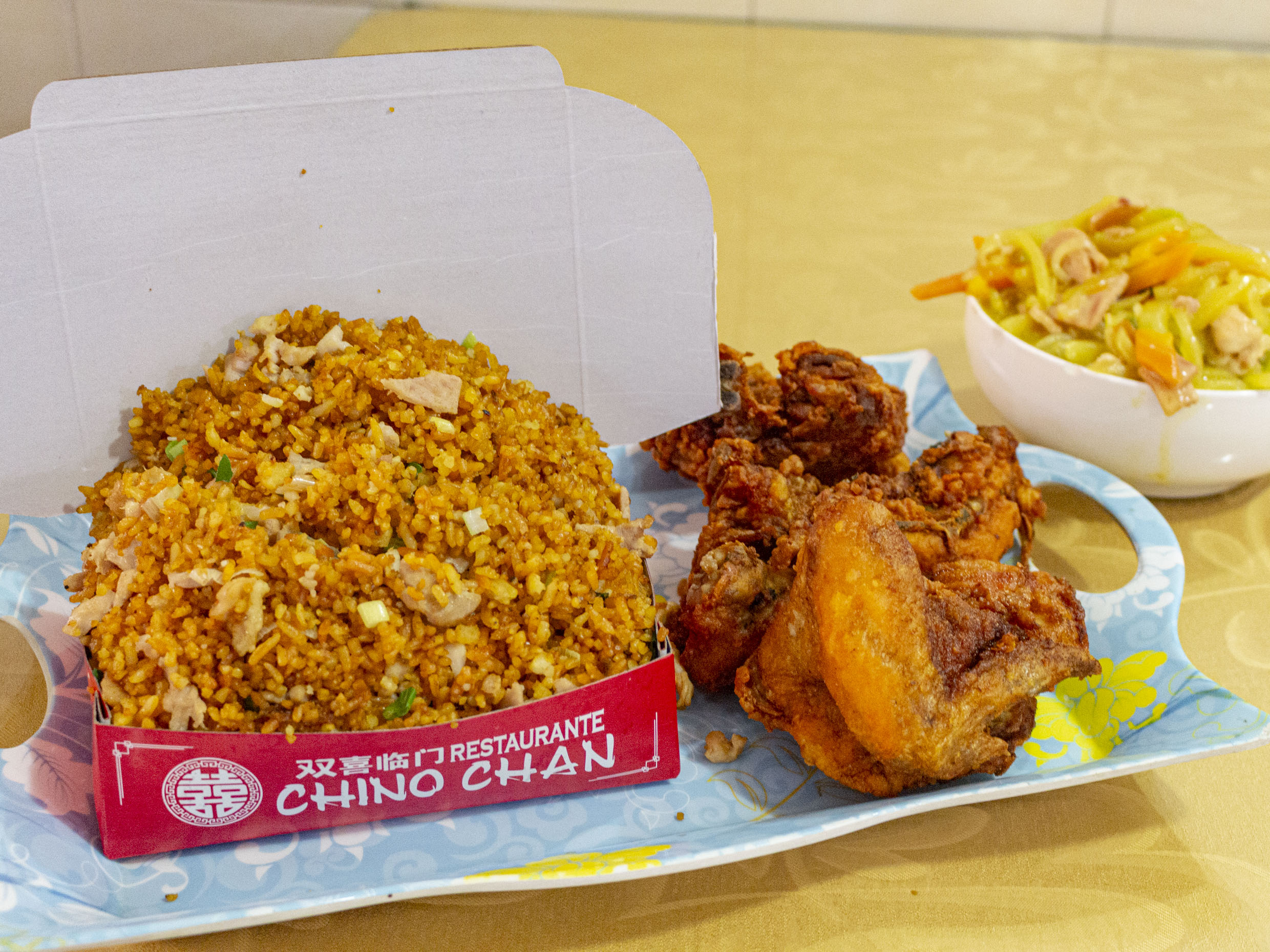 Arroz especial mediano+ 1/2 pollo + chopsuey media