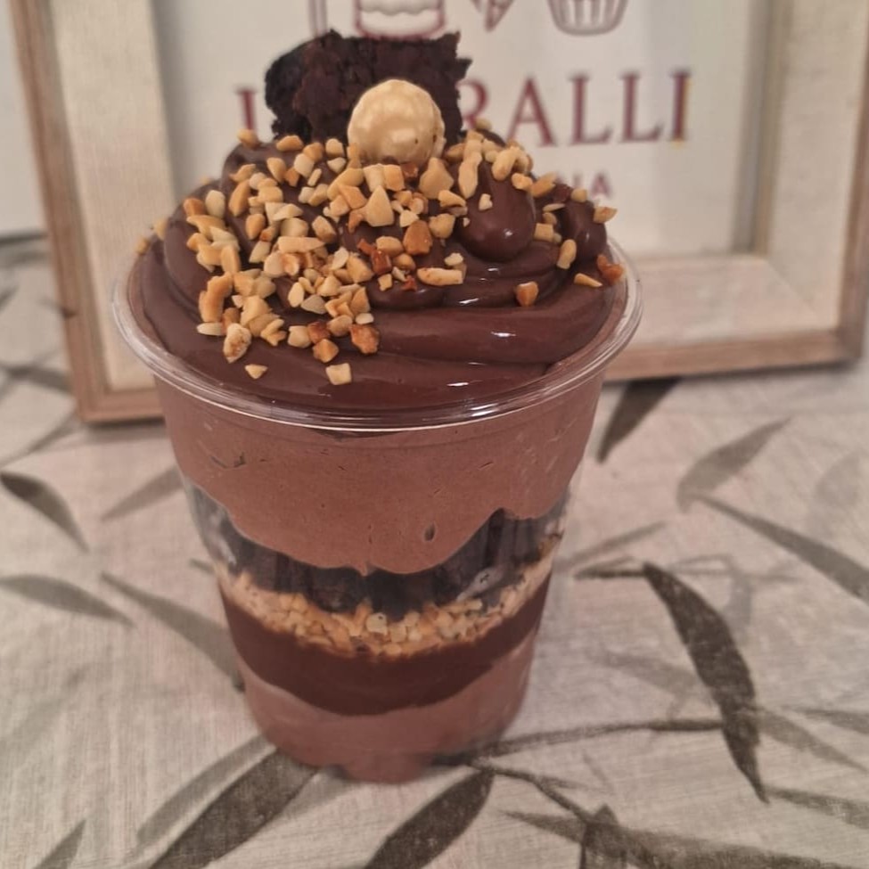Copo com camadas de mousse de Nutella, creme de chocolate 50%, brownie, amendoim picadinho e avelã. Finalizado com Nutella.