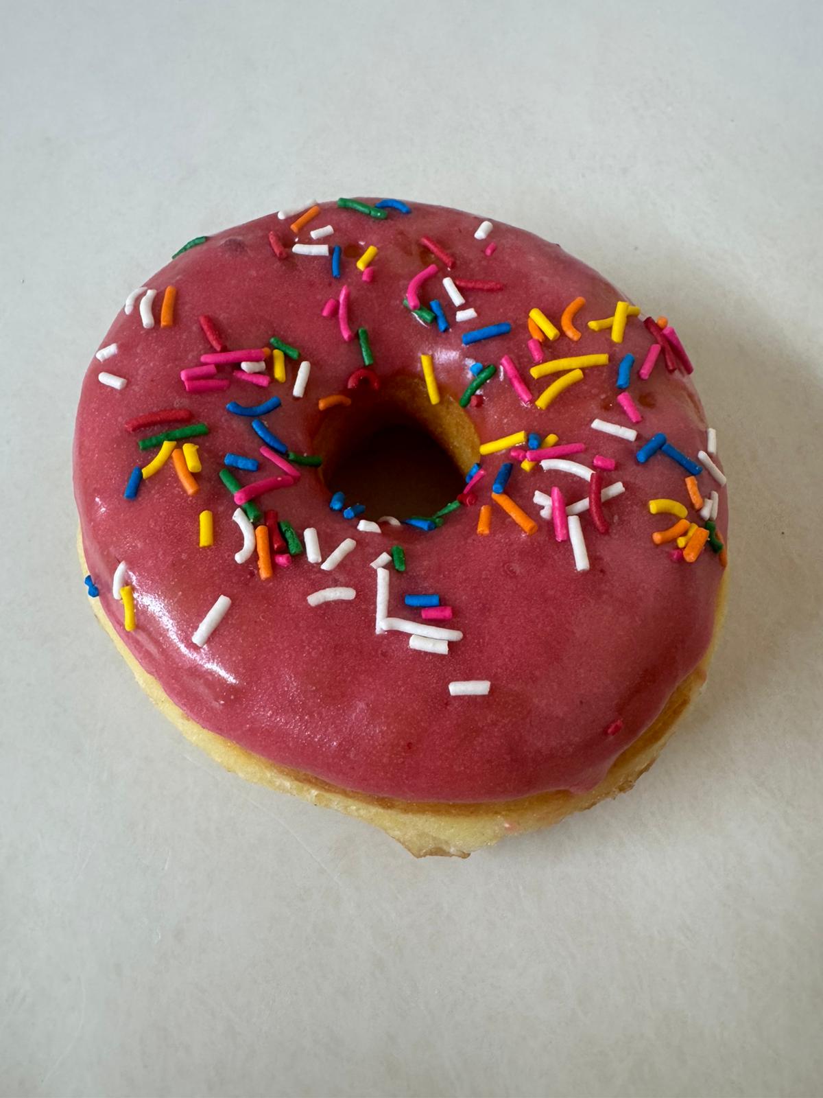 Dona con Fresa y Sprinkles