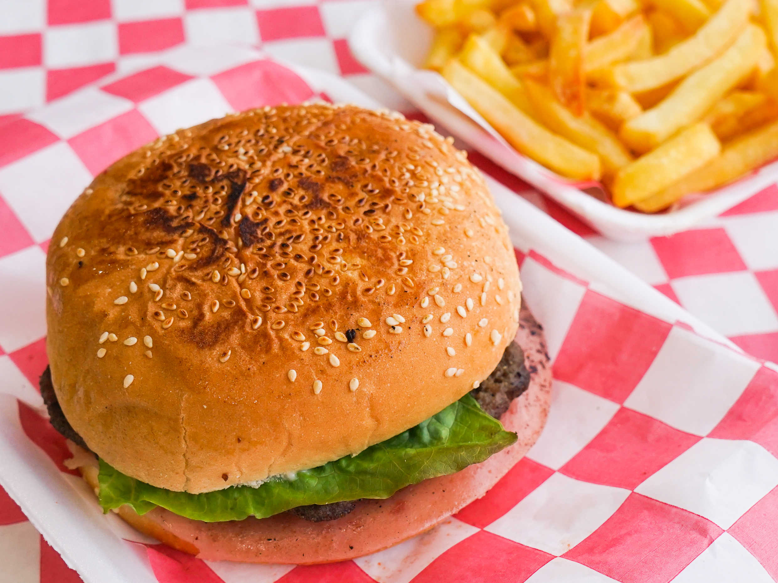 Hamburguesa de Res con Papas a la Francesa