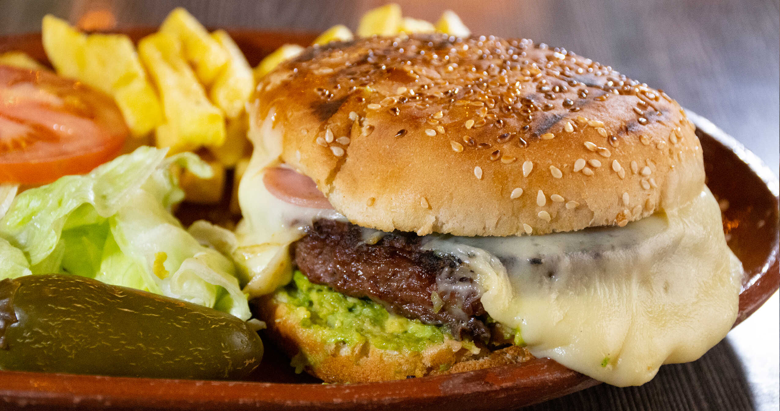 Hamburguesa Estilo Legendario a las Brasas