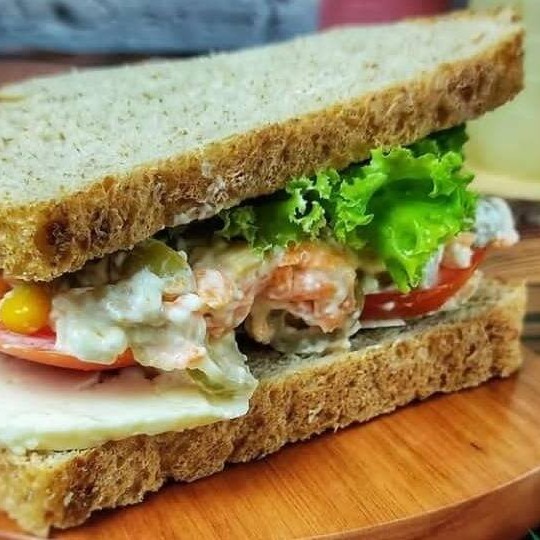 Aproveite um sanduíche natural bem servido para acompanhar seu suco.