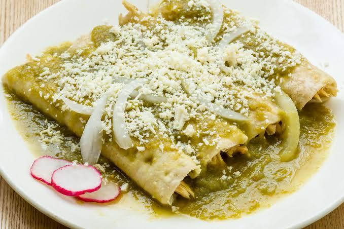 Enchiladas Verdes y Rojas