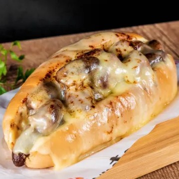 Delicioso pão baguete recheado com pasta de alho da casa, coração e queijo maçaricado.