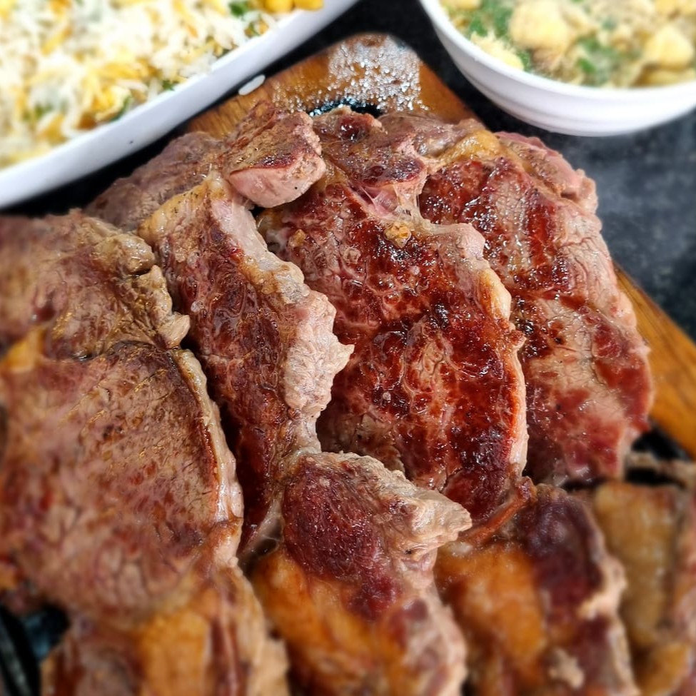 Acompanha 04 suculentos bife de ancho com arroz biro biro, feijao,farofa de ovos, batata frita e molho vinagrete  Bife de ancho