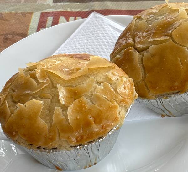 Se você ainda não provou essa empada, desculpa, mas não sabe o que é recheio de verdade e massa que desmancha na boca. Os fãs de empada nunca erram e só retornam com elogios.