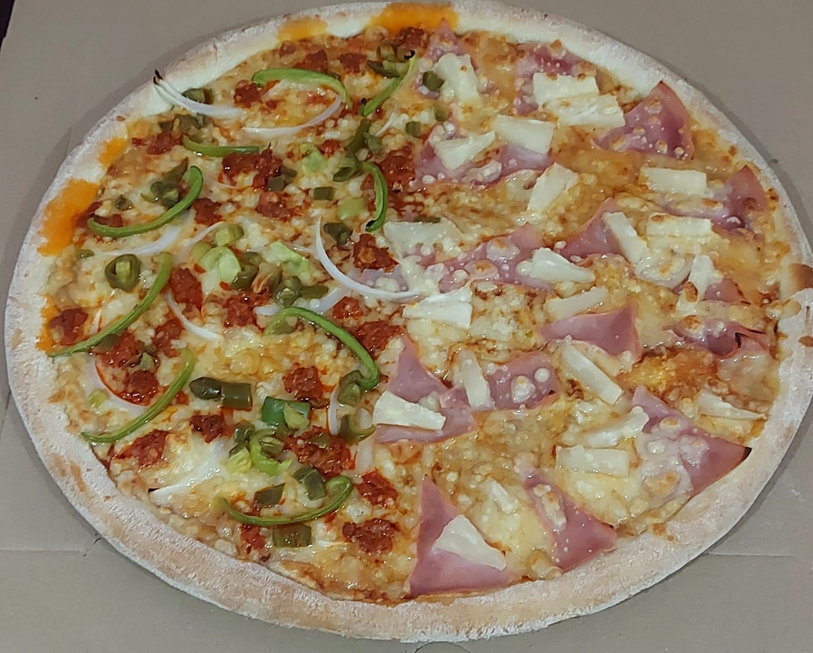 Pizza Mitad Hawaiana y Mitad Mexicana Grande