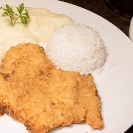 Refeição, arroz , feijão , peito de frango empanado , purê de batata e macarrão. 
Guaraná natural Grátis