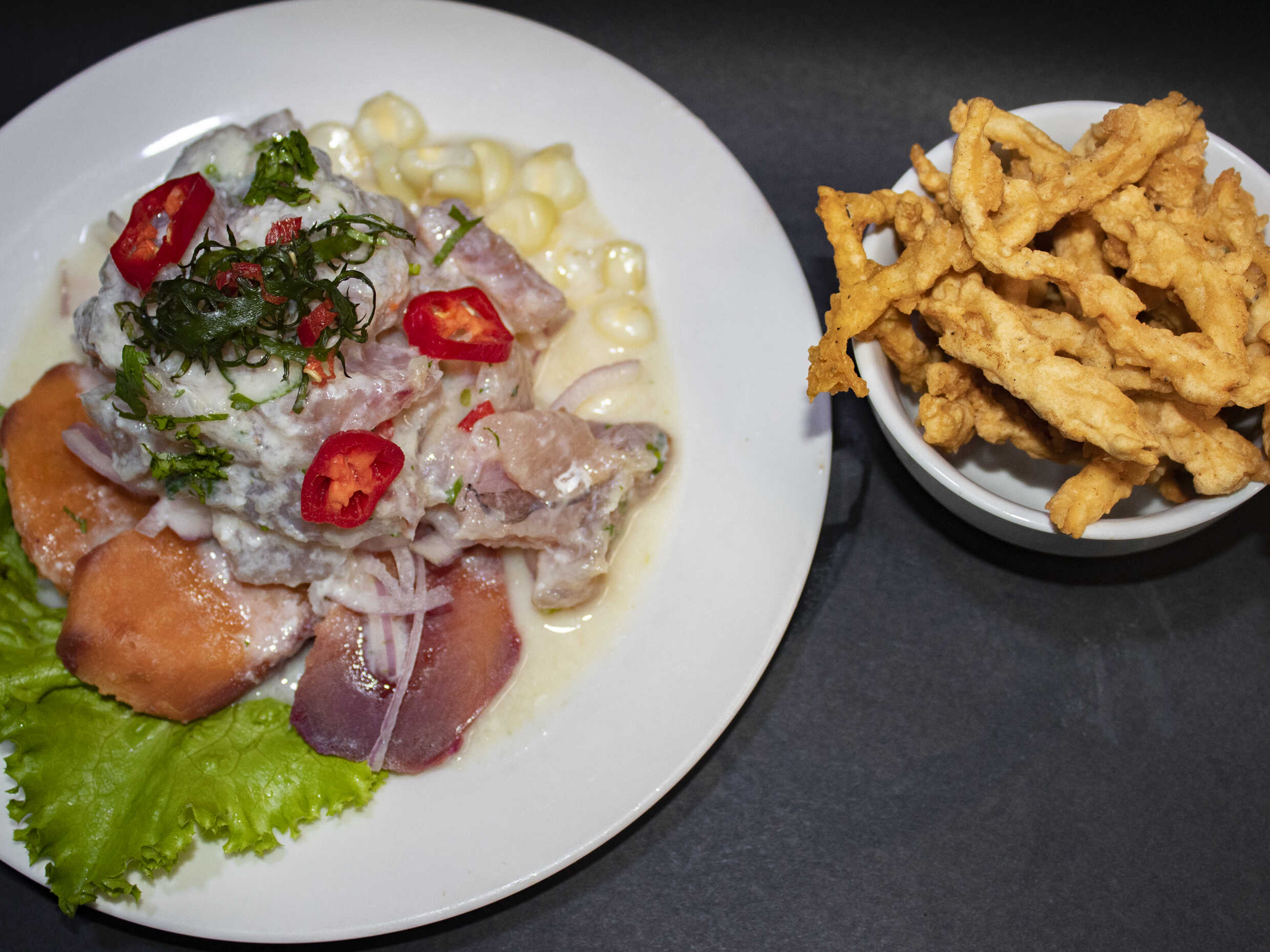 Ceviche de Pescado con Chicharrón de Pota