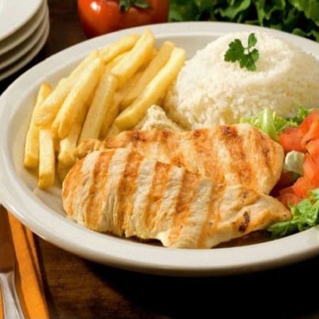 Filé de frango grelhado que vai acompanhado de  arroz branco, feijão preto, farofa temperada e macarrão...o complemento fica à sua escolha.