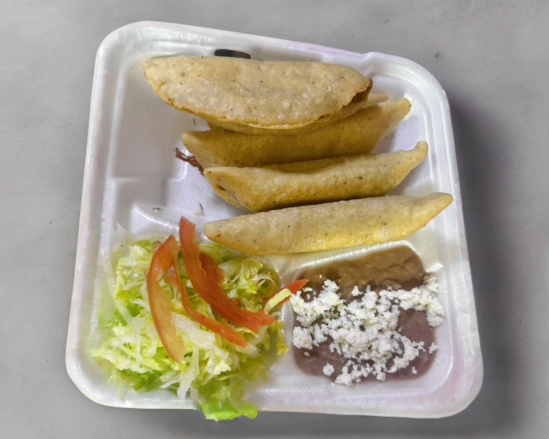 QUESADILLA FRITA DE CARNE DESHEBRADA