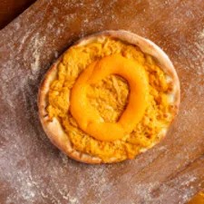 Mussarela, frango desfiado e cheddar.