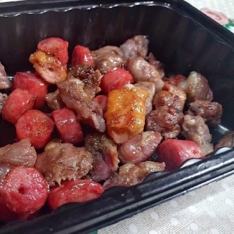 250 gramas de churrasco misto suculento e ao ponto, Exelente pra uma pessoa acompanhado de molho e farofa da casa!