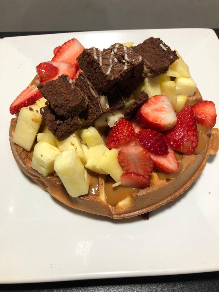Waffles con Manjar y Pecanas o Brownies