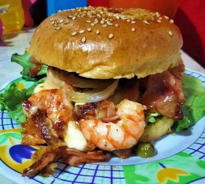 Hamburguesa Mar y Tierra Sencilla y Papas