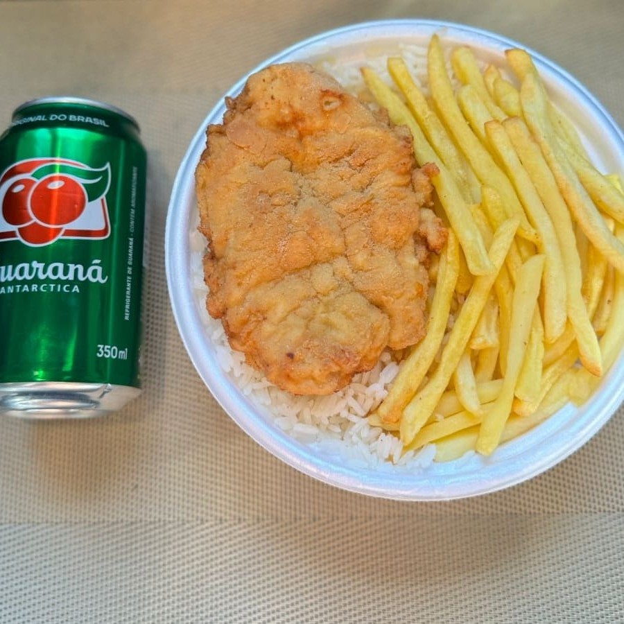 Marmita com delicioso filé de frango empanado na massa crocante acompanhado de arroz branco, feijão e batatas fritas. Acompanha refrigerante lata Guaraná Antárctica lata 350ml bem gelada. Marmita indicada para 01 pessoa.