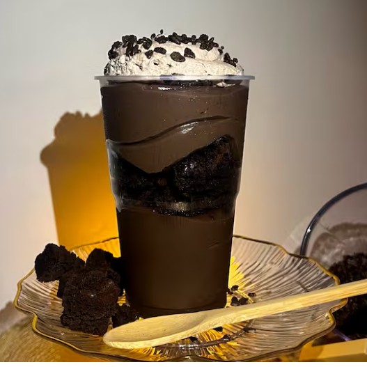 Camadas de brigadeiro 50% cacau, brownies e chantilly de brigadeiro