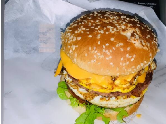 Pão de corte, 2 carnes, 2 fatias de cheddar, bacon, calabresa, ovo, alface, tomate e molho especial !