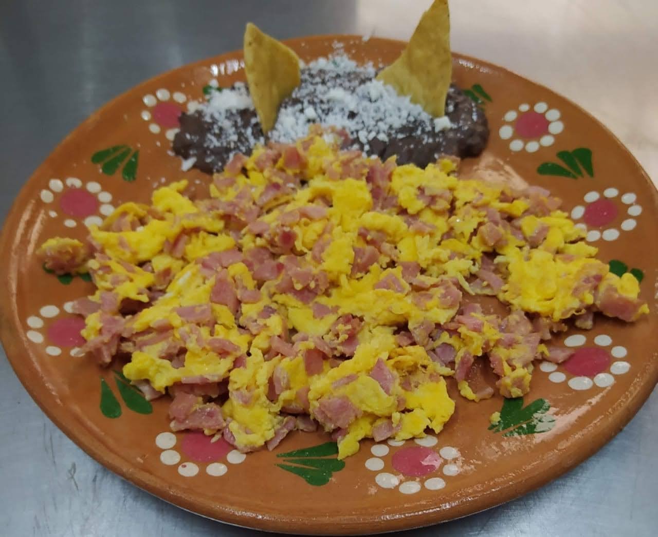 Huevos al gusto revueltos (elige tu proteína)