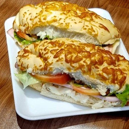 Sanduiche pão de provolone com recheio de peito de peru ,queijo mussarela,alface,tomate, e requeijão