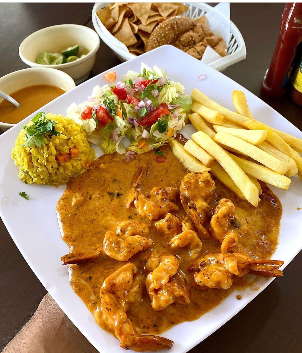 CAMARONES EN CREMA DE CHIPOTLE