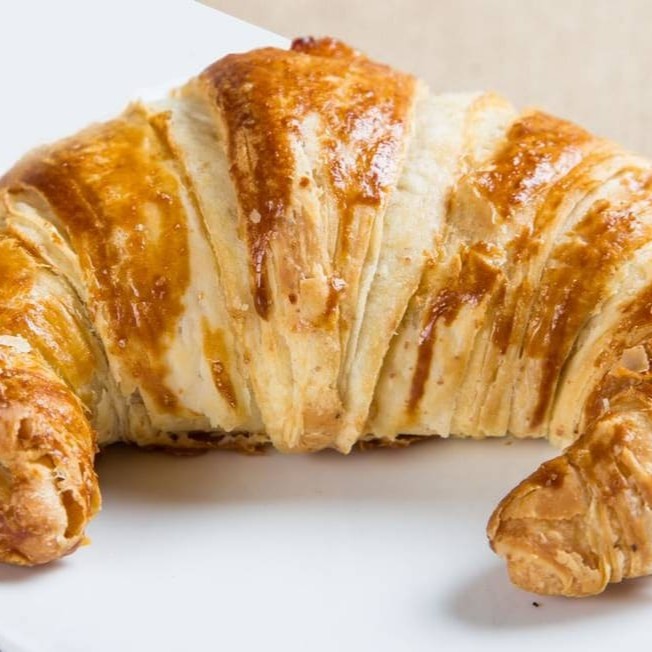 Croissant delicioso feito com massa integral e recheado com queijo minha e cebolinha