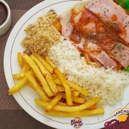 Delicioso prato de filé de frango à Parmigiana acompanhado de arroz, feijão, farofa e um complemento Grátis.