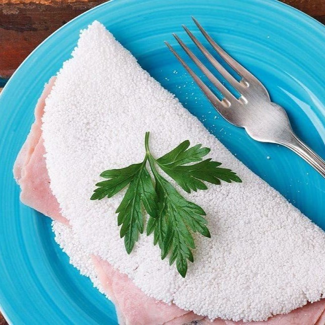 Uma explosão de sabores! Recheada com presunto, mussarela derretida, ovo de codorna, bacon crocante, Catupiry cremoso e cheddar saboroso. Acompanha tomate, cebola, orégano e alho torrado, finalizada com manteiga de garrafa ou azeite.