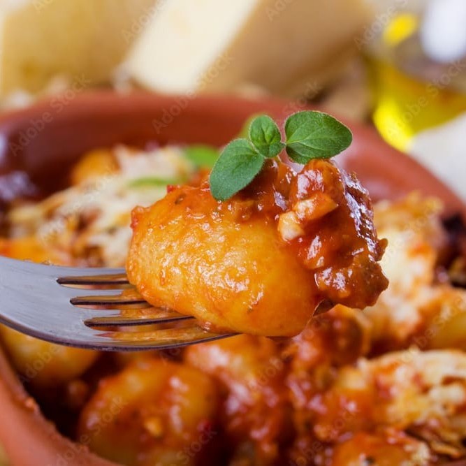 Reviva os sabores da infância com nosso autêntico Nhoque de batata inglesa, preparado com carinho e dedicção. Oferecemos a você a liberdade de escolher seu molho favorito. Uma iguaria maravilhosa que vai te transportar no tempo, evocando lembranças aconchegantes e saborosas. Além disso, celebramosa tradição do ´Nhoque da Sorte´ou ´Nhoque da fortuna´todo Dia 29. Aproveite esta experiência gastronôm