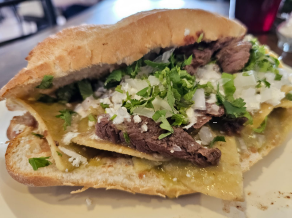 torta de chilaquiles con bistec